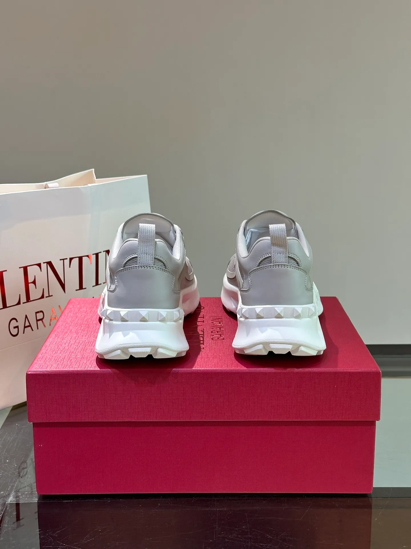 P520¥ Valentino/Valentino GaravaniTotaloopV logo new sports shoes, with leather details, silk screen printing on the tongue, combined with outsole, really easy to wear and very comfortable ~ Comes with 5 cm height increase✔️A must-have pair for fashionable men and beautiful women in summer! Size: 38-46